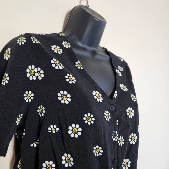 Hot Topic Daisy Skull Front Knot Top - Picture 2 of 8